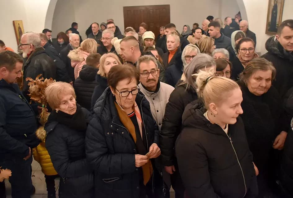 Požeški pravoslavni vjernici proslavili Badnju večer paljenjem badnjaka