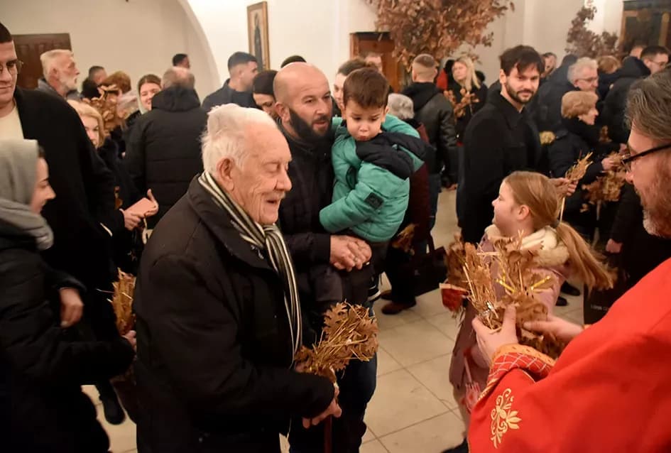 Požeški pravoslavni vjernici proslavili Badnju večer paljenjem badnjaka
