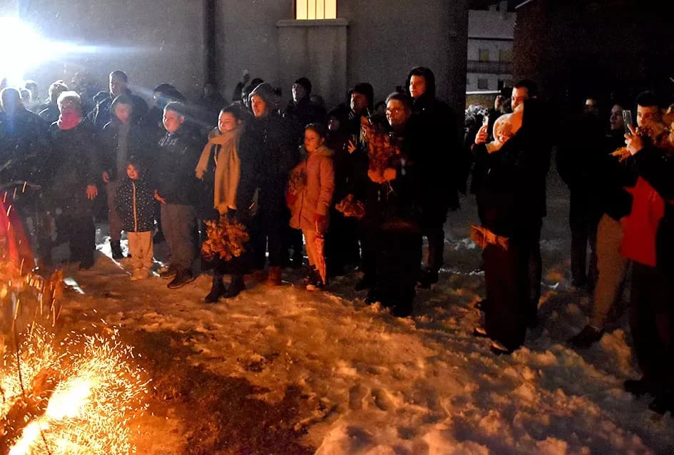 Požeški pravoslavni vjernici proslavili Badnju večer paljenjem badnjaka