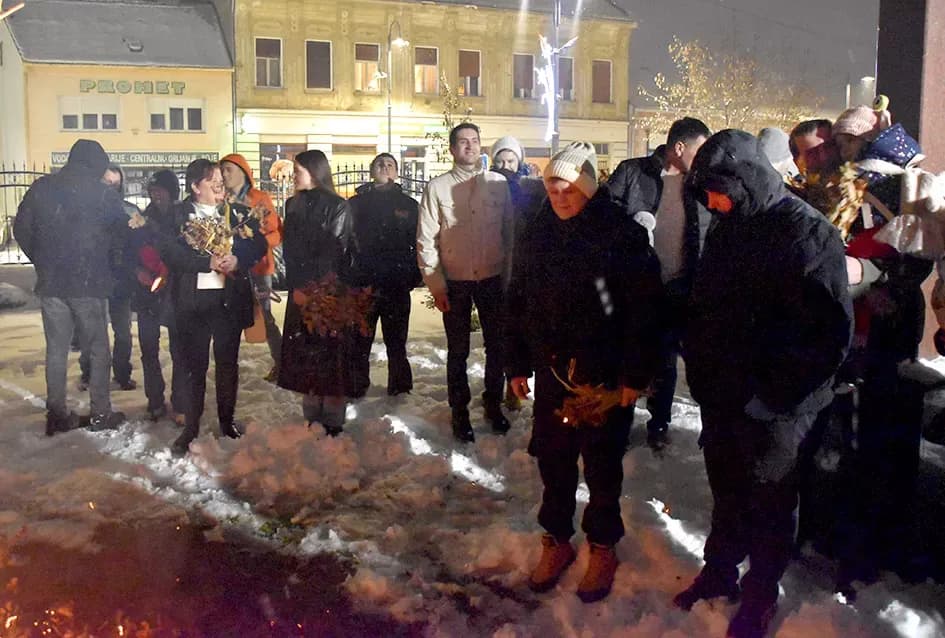 Požeški pravoslavni vjernici proslavili Badnju večer paljenjem badnjaka