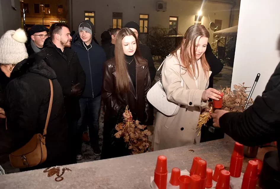 Požeški pravoslavni vjernici proslavili Badnju večer paljenjem badnjaka