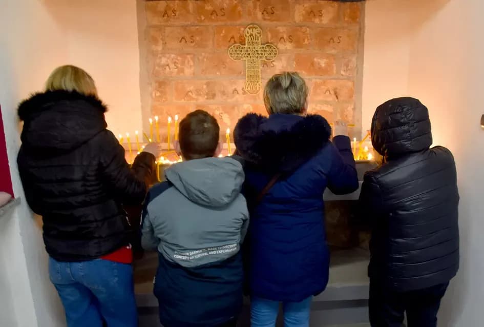 Požeški pravoslavni vjernici proslavili Badnju večer paljenjem badnjaka