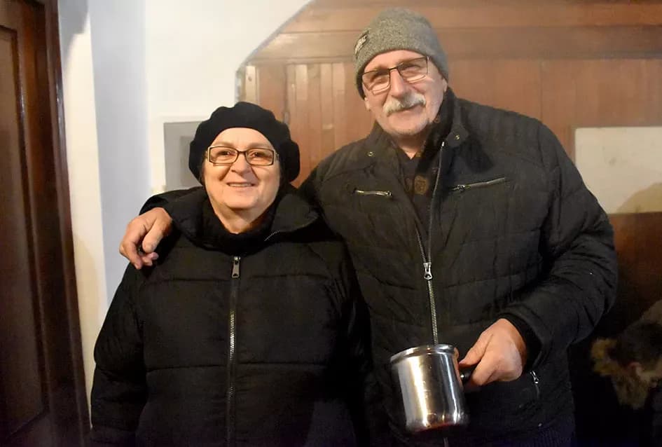 Požeški pravoslavni vjernici proslavili Badnju večer paljenjem badnjaka