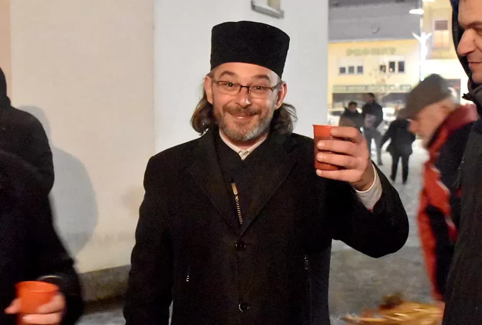 Požeški pravoslavni vjernici proslavili Badnju večer paljenjem badnjaka