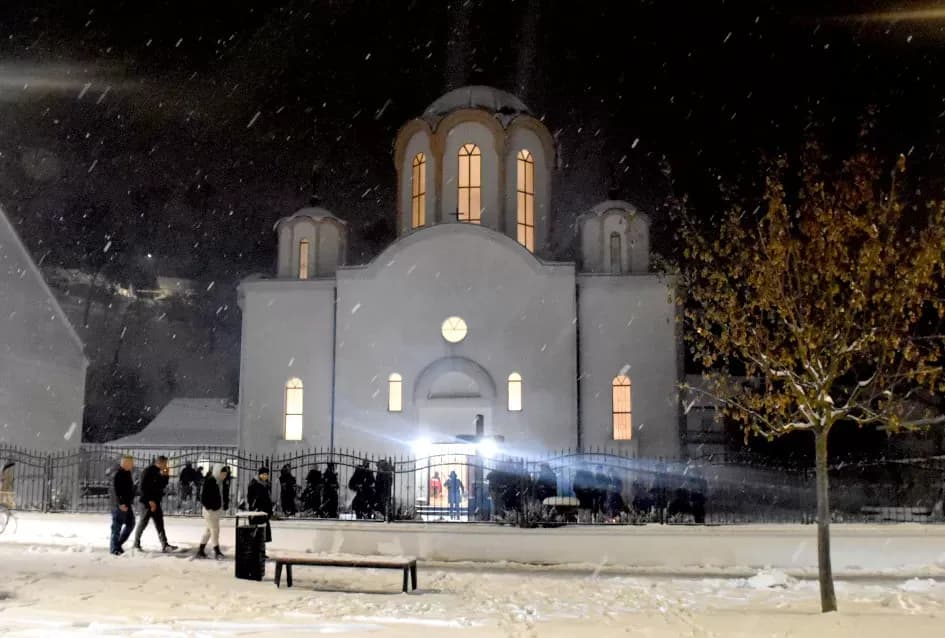 Požeški pravoslavni vjernici proslavili Badnju večer paljenjem badnjaka