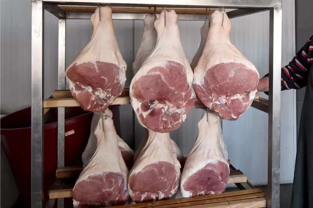 Tradicija koja miriše na Uskrs: Na imanju obitelji Hruška priprema se više od 500 domaćih šunki