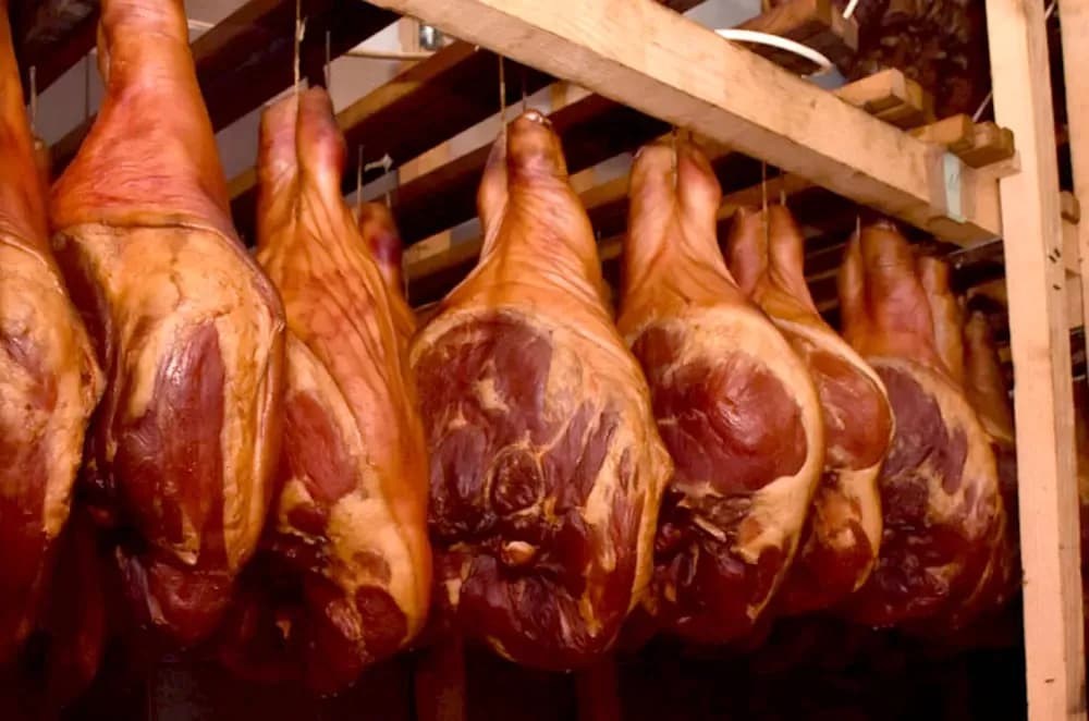 Tradicija koja miriše na Uskrs: Na imanju obitelji Hruška priprema se više od 500 domaćih šunki