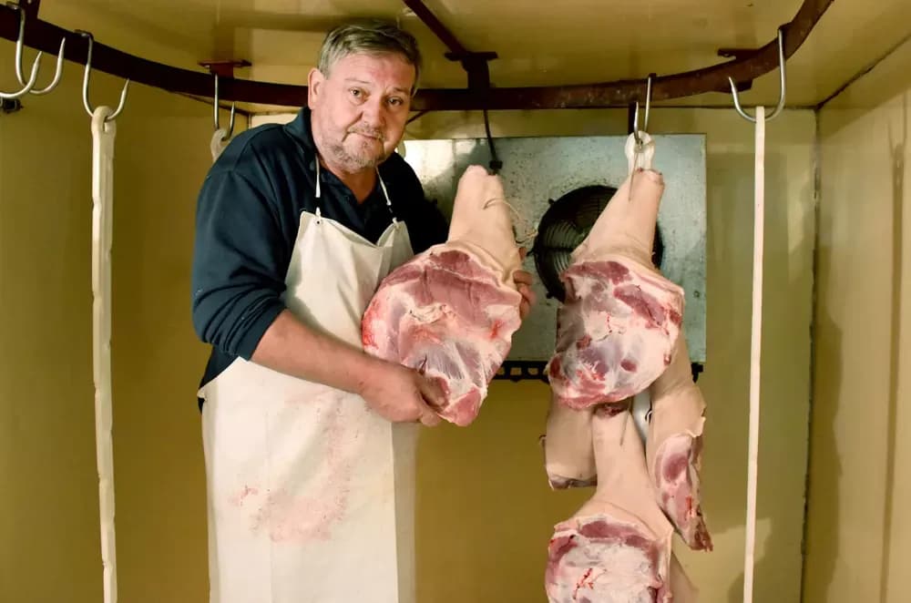 Tradicija koja miriše na Uskrs: Na imanju obitelji Hruška priprema se više od 500 domaćih šunki