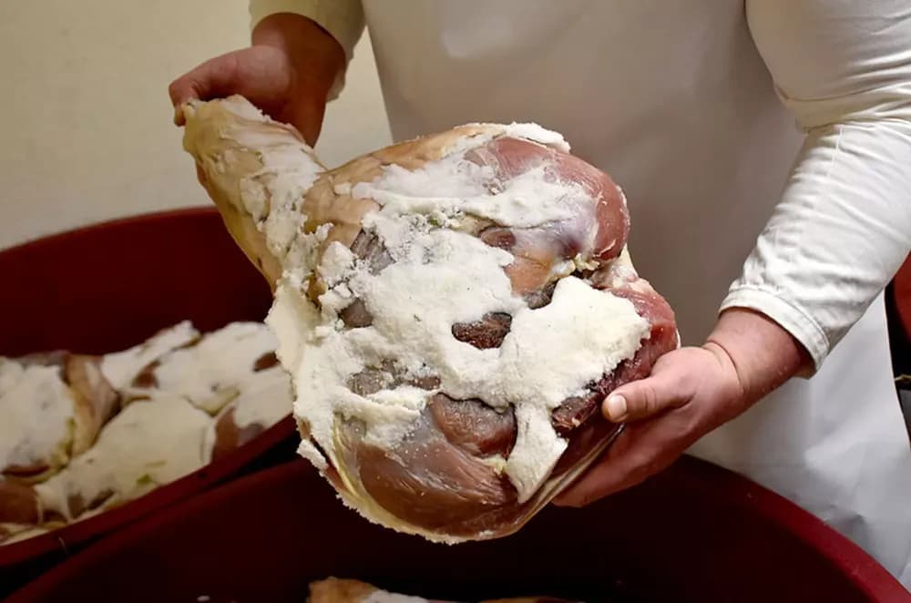 Tradicija koja miriše na Uskrs: Na imanju obitelji Hruška priprema se više od 500 domaćih šunki