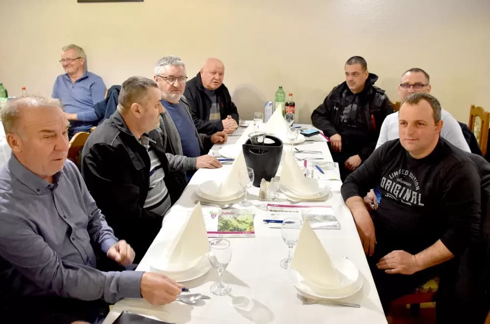 Kaptolački vinogradari i voćari spremni za sezonu: Stručno predavanje Syngente privuklo brojne proizvođače