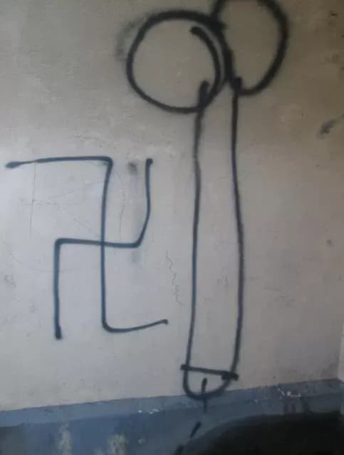 Neprimjerenim grafitima unakažen izvor Tekije