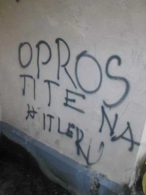 Neprimjerenim grafitima unakažen izvor Tekije
