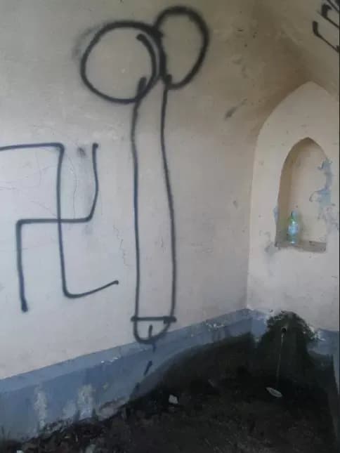 Neprimjerenim grafitima unakažen izvor Tekije