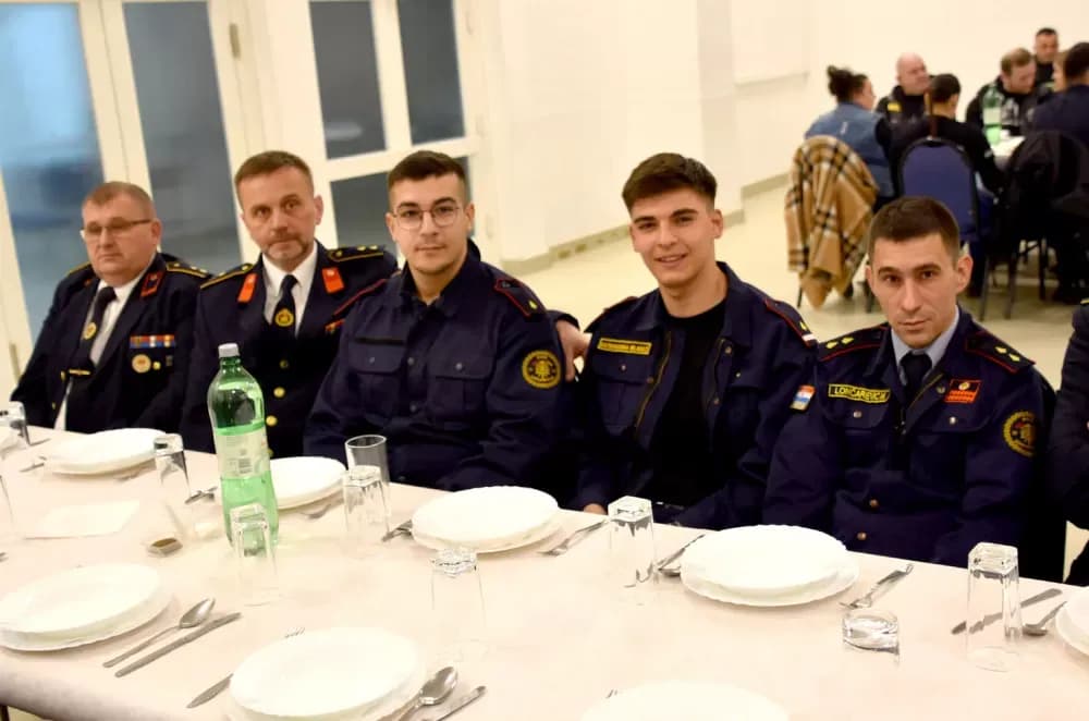 Velički vatrogasci uz 32 intervencije hvatali su zmije i uklanjali stršljenove