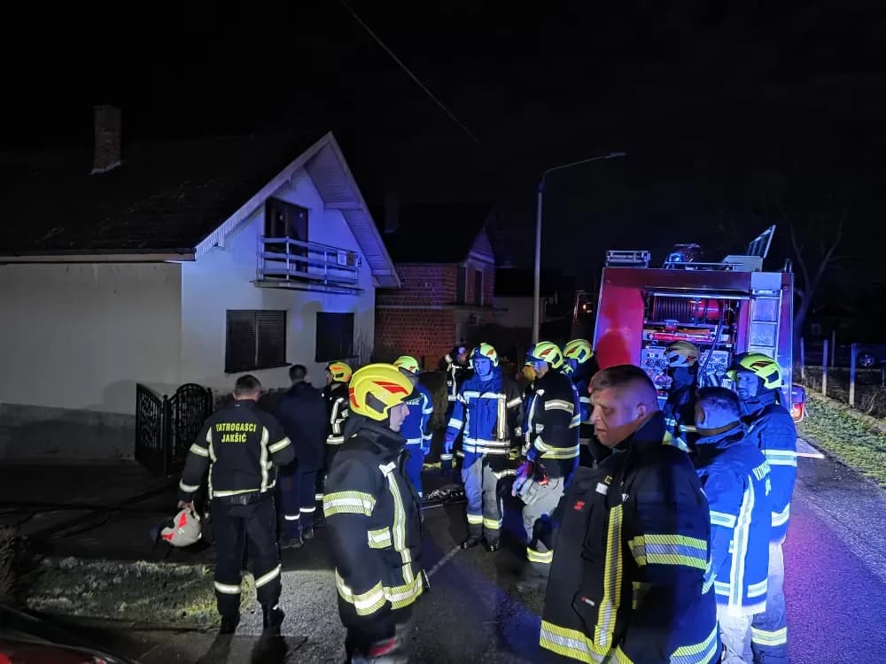 Požar u gluho doba noći u Eminovcima, brza reakcijajajšičkih vatrogasaca spriječila katastrofu
