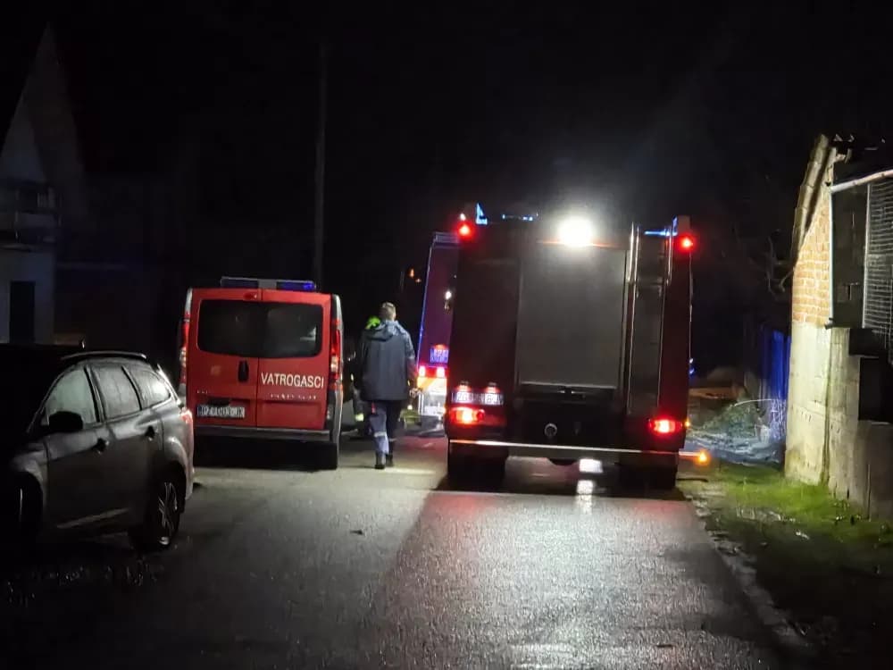 Požar u gluho doba noći u Eminovcima, brza reakcijajajšičkih vatrogasaca spriječila katastrofu