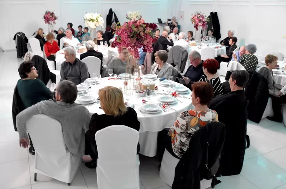 CVIJET KARANFILA I RASPJEVANA GLORIA: Više od 120 gostiju na proslavi Dana žena