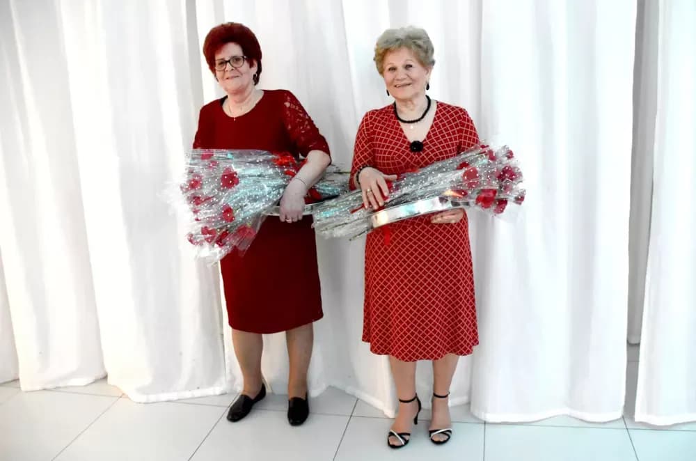 CVIJET KARANFILA I RASPJEVANA GLORIA: Više od 120 gostiju na proslavi Dana žena
