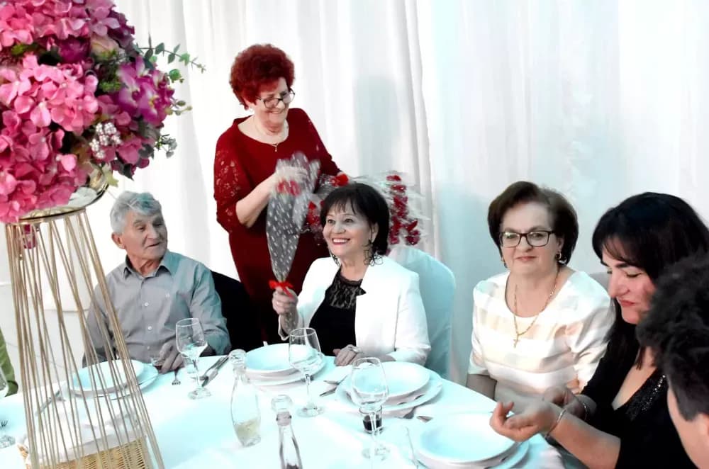 CVIJET KARANFILA I RASPJEVANA GLORIA: Više od 120 gostiju na proslavi Dana žena