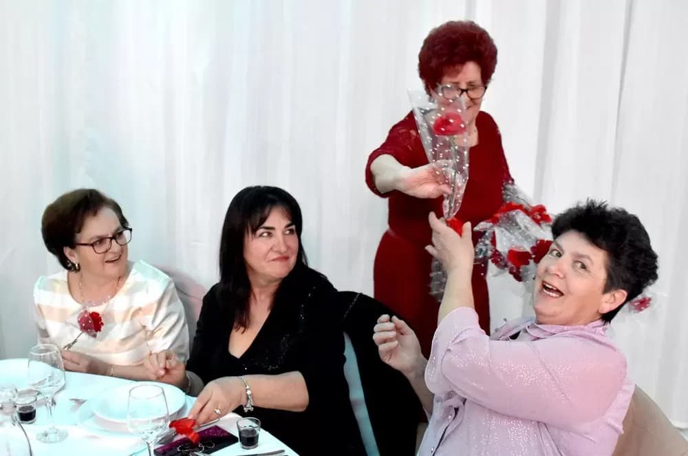 CVIJET KARANFILA I RASPJEVANA GLORIA: Više od 120 gostiju na proslavi Dana žena