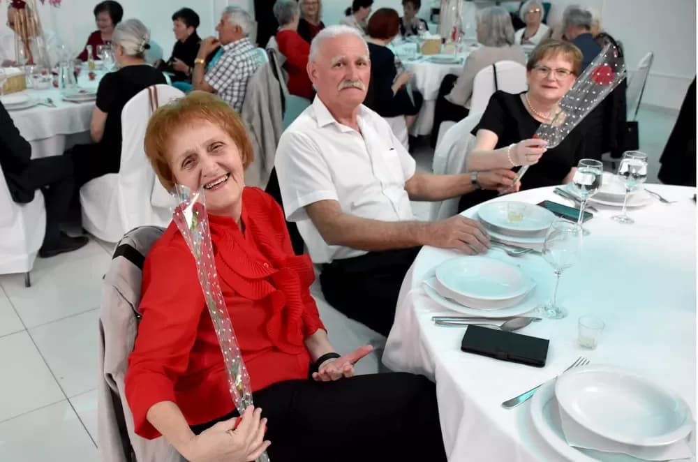 CVIJET KARANFILA I RASPJEVANA GLORIA: Više od 120 gostiju na proslavi Dana žena