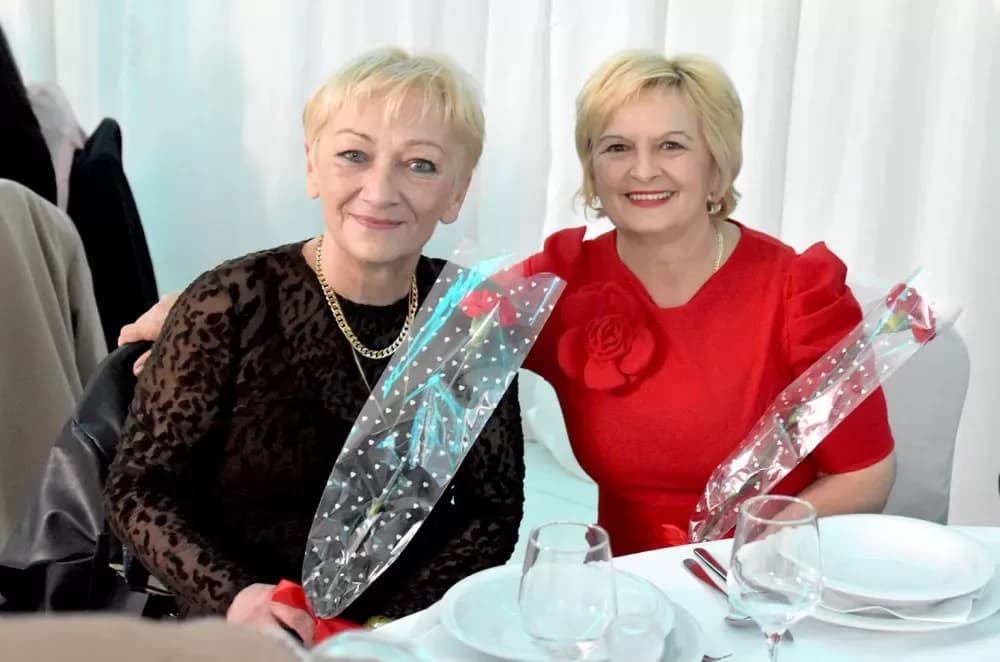 CVIJET KARANFILA I RASPJEVANA GLORIA: Više od 120 gostiju na proslavi Dana žena