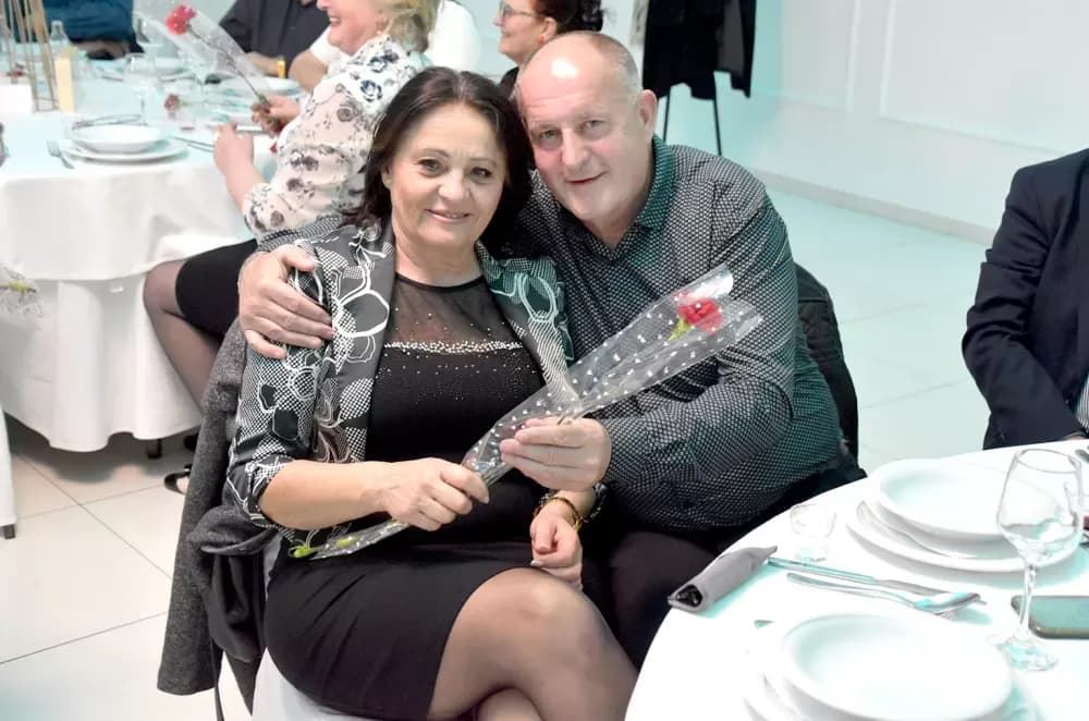 CVIJET KARANFILA I RASPJEVANA GLORIA: Više od 120 gostiju na proslavi Dana žena