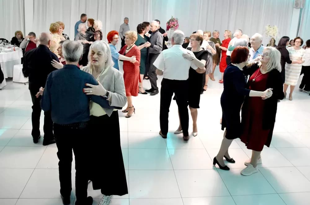 CVIJET KARANFILA I RASPJEVANA GLORIA: Više od 120 gostiju na proslavi Dana žena
