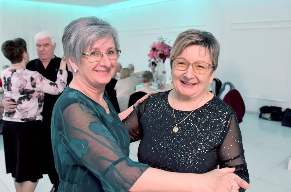 CVIJET KARANFILA I RASPJEVANA GLORIA: Više od 120 gostiju na proslavi Dana žena