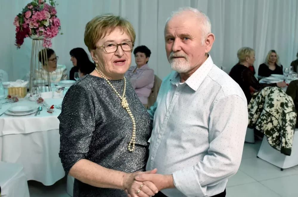 CVIJET KARANFILA I RASPJEVANA GLORIA: Više od 120 gostiju na proslavi Dana žena
