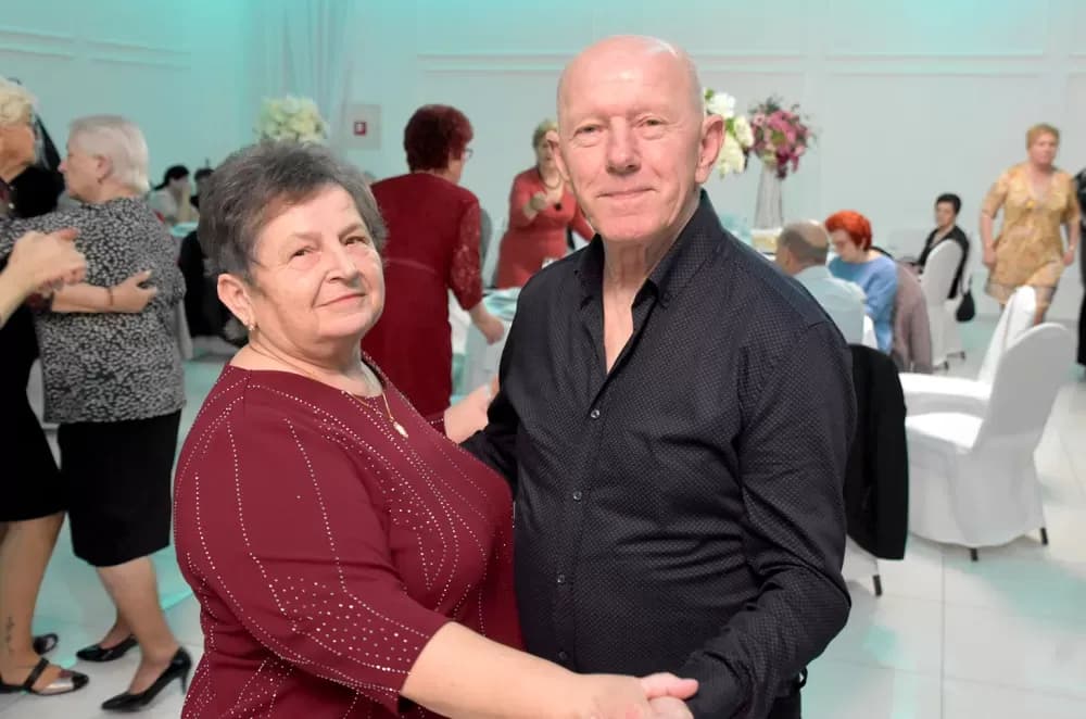 CVIJET KARANFILA I RASPJEVANA GLORIA: Više od 120 gostiju na proslavi Dana žena