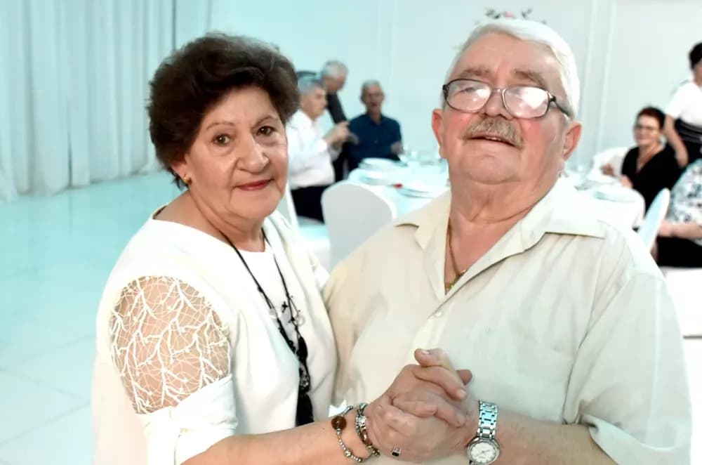 CVIJET KARANFILA I RASPJEVANA GLORIA: Više od 120 gostiju na proslavi Dana žena