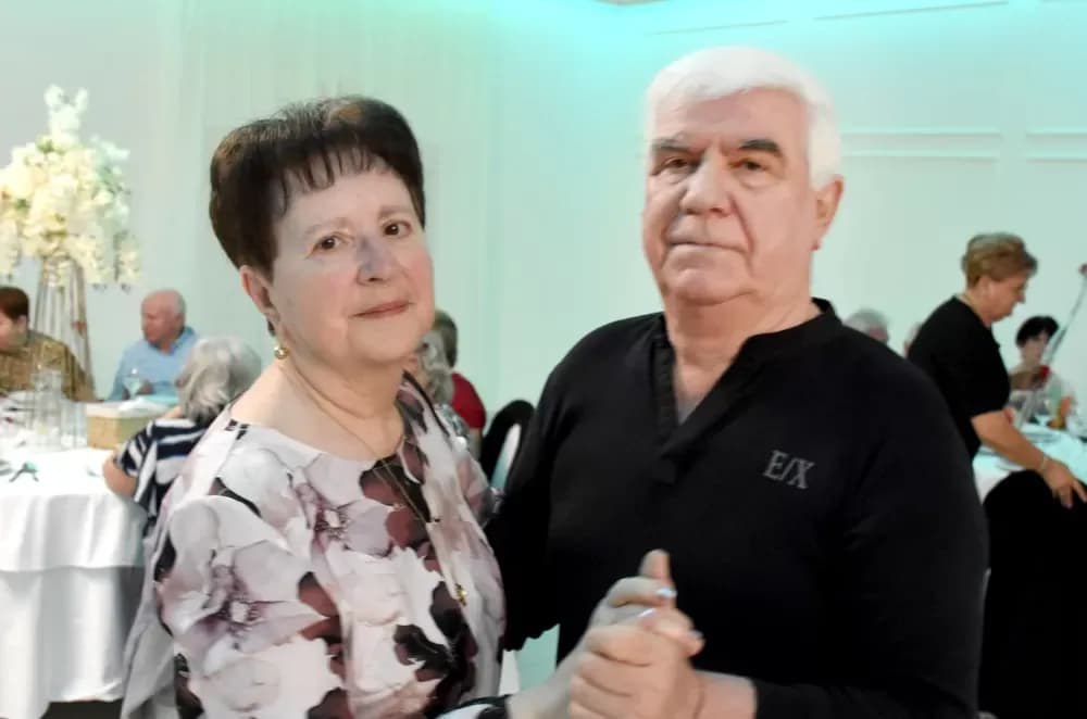 CVIJET KARANFILA I RASPJEVANA GLORIA: Više od 120 gostiju na proslavi Dana žena