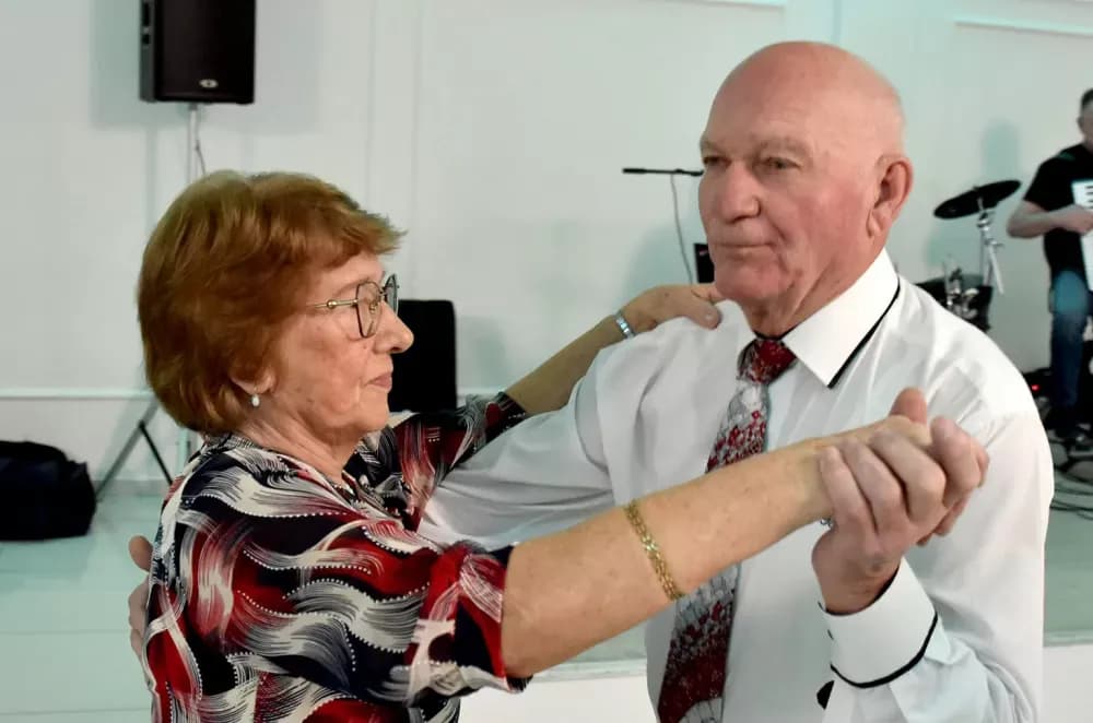 CVIJET KARANFILA I RASPJEVANA GLORIA: Više od 120 gostiju na proslavi Dana žena