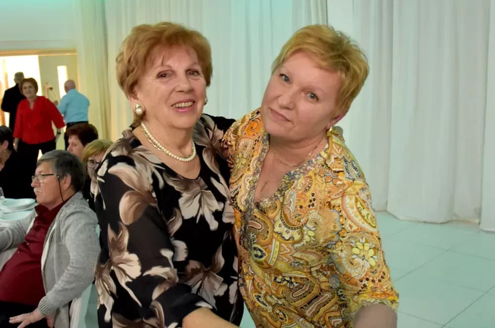 CVIJET KARANFILA I RASPJEVANA GLORIA: Više od 120 gostiju na proslavi Dana žena