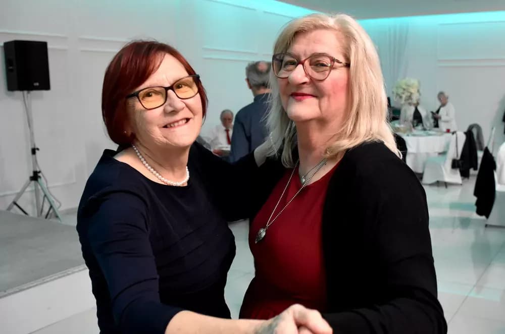 CVIJET KARANFILA I RASPJEVANA GLORIA: Više od 120 gostiju na proslavi Dana žena