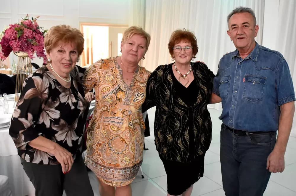 CVIJET KARANFILA I RASPJEVANA GLORIA: Više od 120 gostiju na proslavi Dana žena