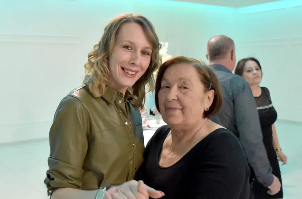 CVIJET KARANFILA I RASPJEVANA GLORIA: Više od 120 gostiju na proslavi Dana žena