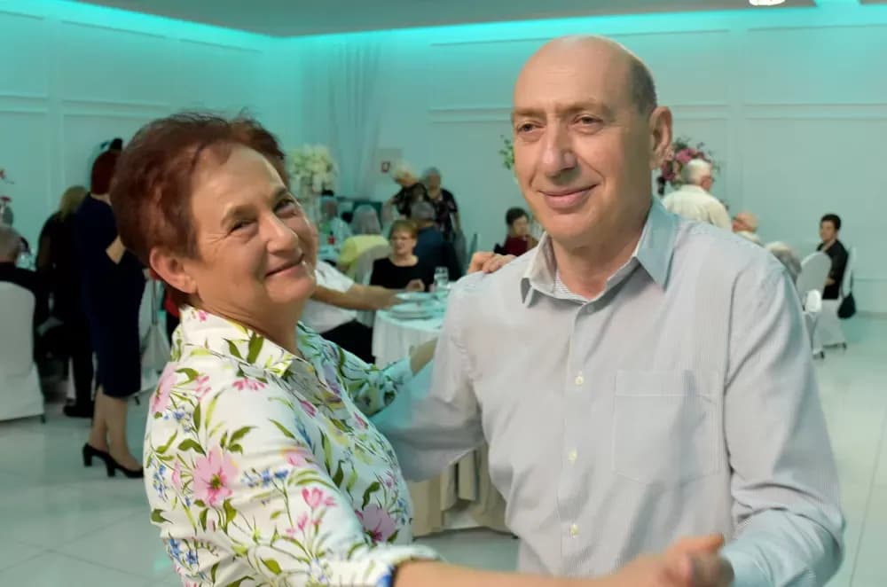 CVIJET KARANFILA I RASPJEVANA GLORIA: Više od 120 gostiju na proslavi Dana žena