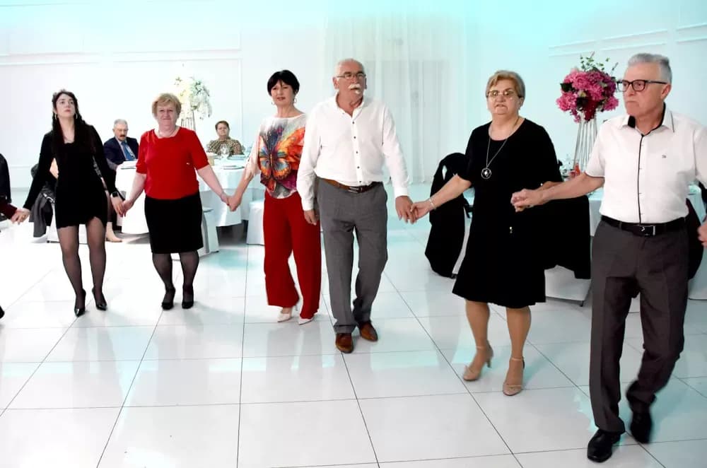 CVIJET KARANFILA I RASPJEVANA GLORIA: Više od 120 gostiju na proslavi Dana žena