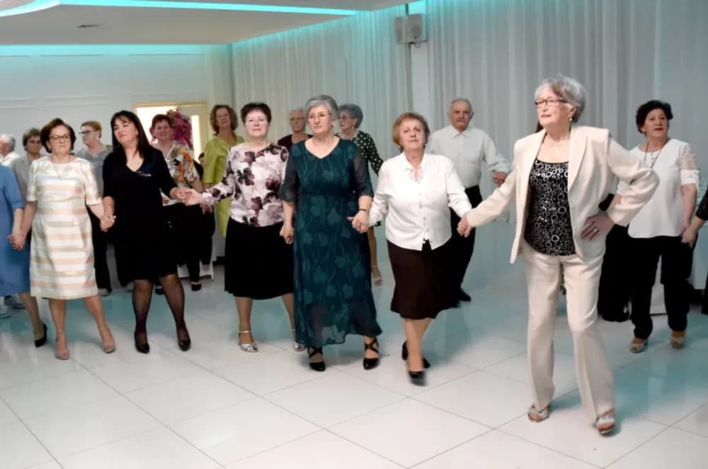 CVIJET KARANFILA I RASPJEVANA GLORIA: Više od 120 gostiju na proslavi Dana žena