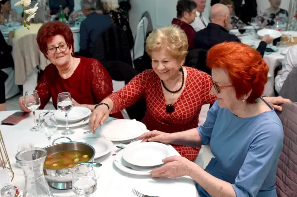 CVIJET KARANFILA I RASPJEVANA GLORIA: Više od 120 gostiju na proslavi Dana žena