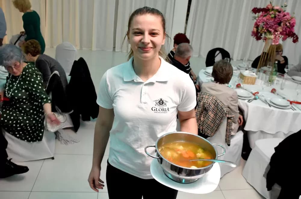 CVIJET KARANFILA I RASPJEVANA GLORIA: Više od 120 gostiju na proslavi Dana žena