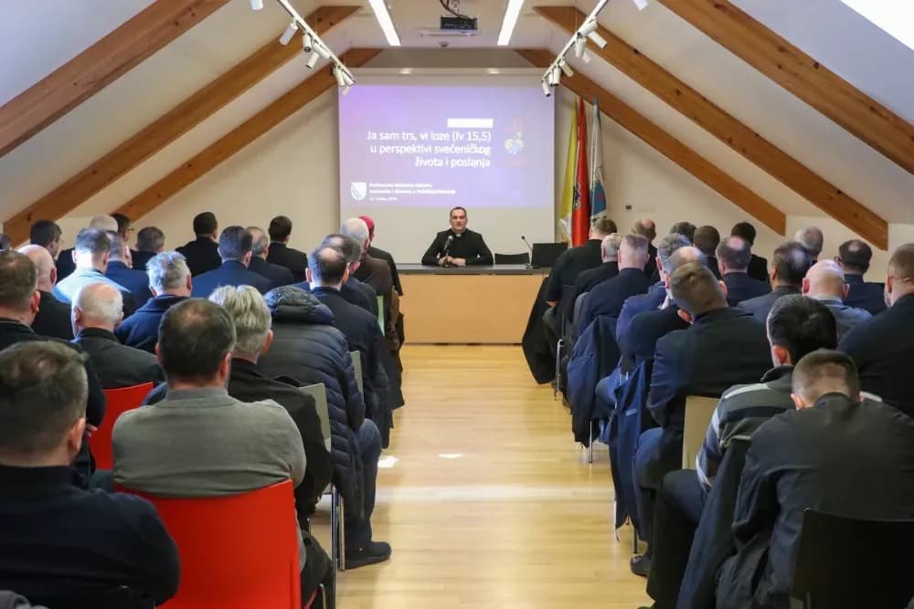 Svećenici Požeške biskupije na korizmenoj duhovnoj obnovi: Poziv na dublje jedinstvo s Kristom