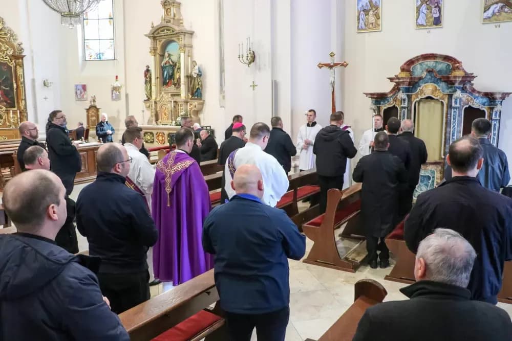 Svećenici Požeške biskupije na korizmenoj duhovnoj obnovi: Poziv na dublje jedinstvo s Kristom