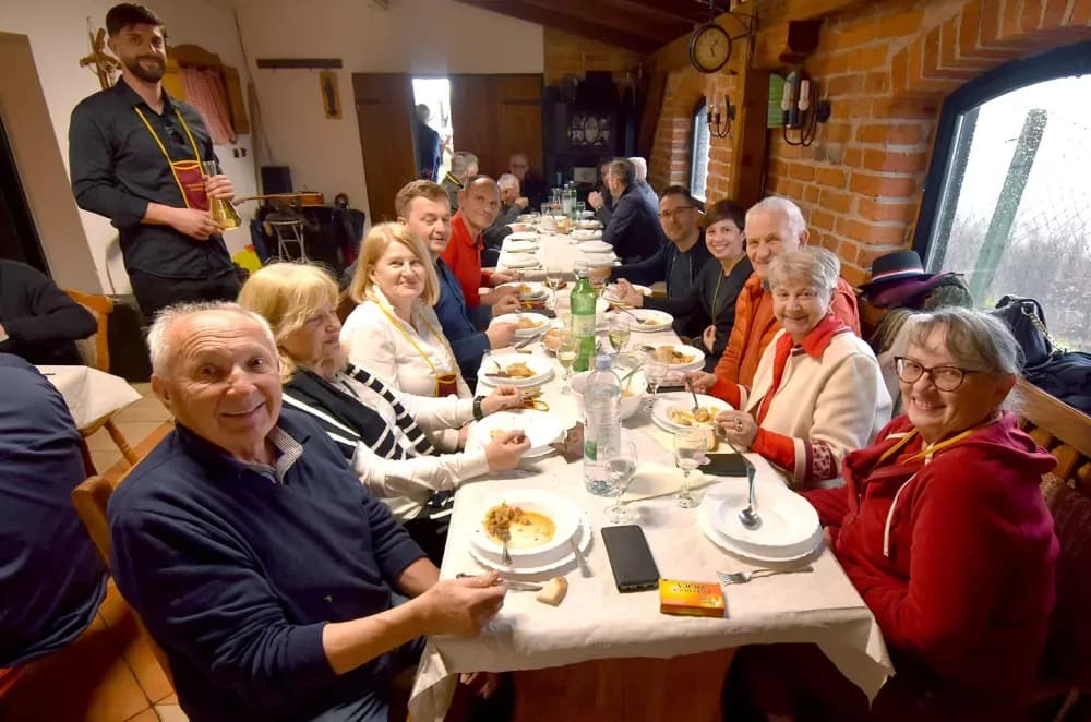 Grgurevo na vrhu Sokolovca: Pjesma, običaji i prijatelji uz vinskog kardinala