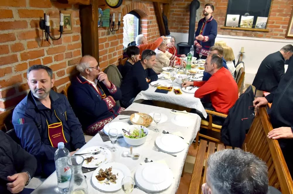 Grgurevo na vrhu Sokolovca: Pjesma, običaji i prijatelji uz vinskog kardinala