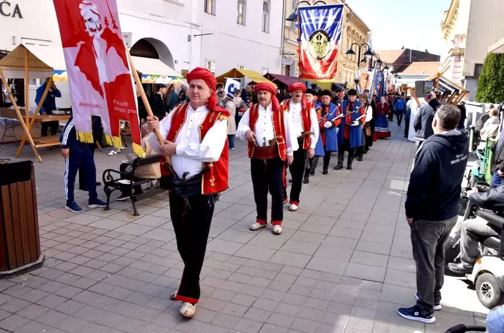 Povijesne postrojbe ponovno oživjele duh prošlih vremena u Požegi