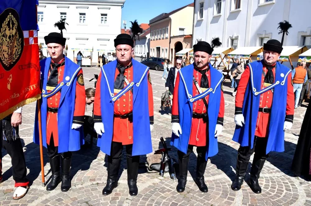 Povijesne postrojbe ponovno oživjele duh prošlih vremena u Požegi