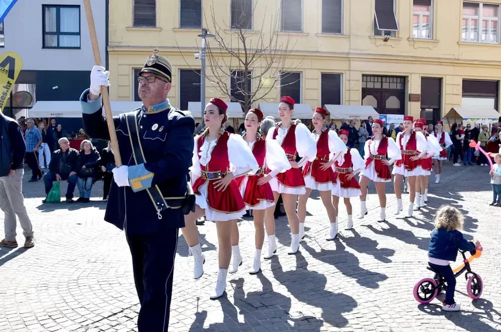 Povijesne postrojbe ponovno oživjele duh prošlih vremena u Požegi